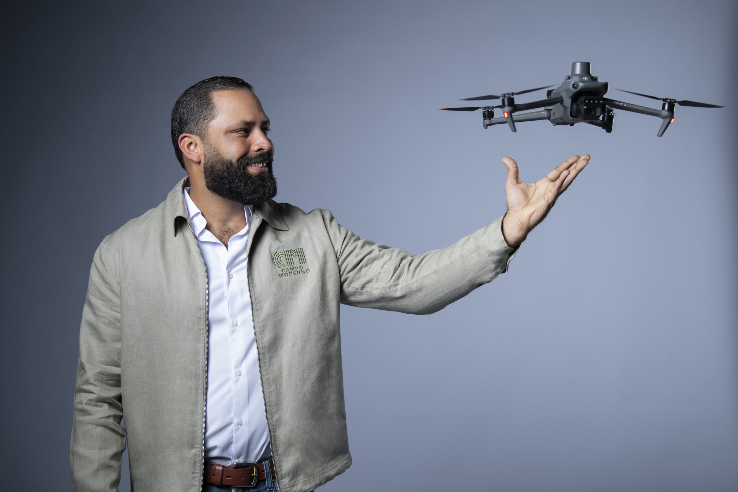 Arturo Bisonó con dron Mavic 3