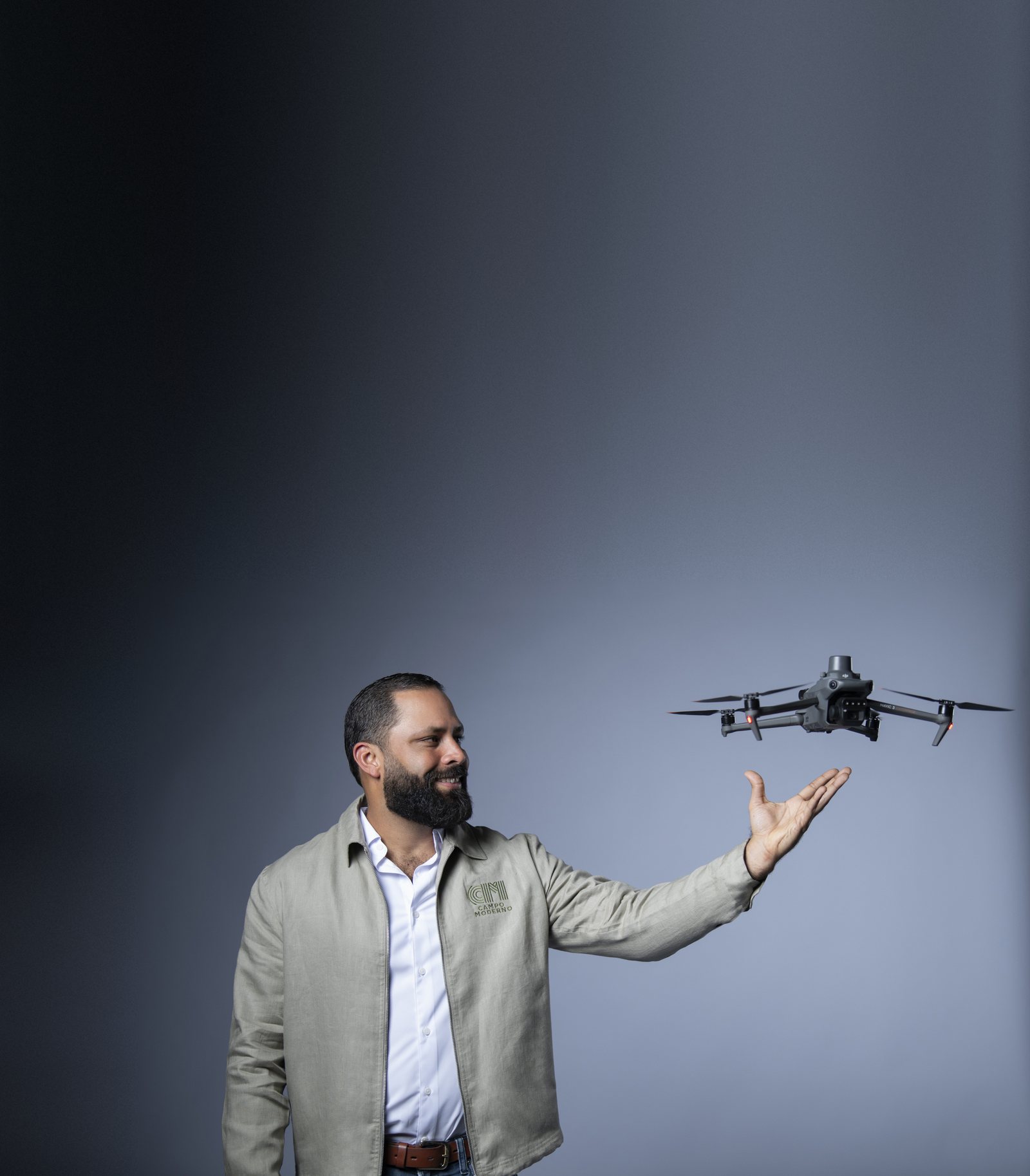 Retrato con un dron agrícola suspendido sobre la mano