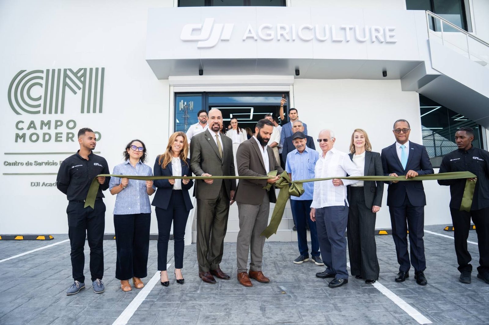 Corte de cinta en la inauguración de la sucursal de Campo Moderno, con la fachada de DJI Agriculture